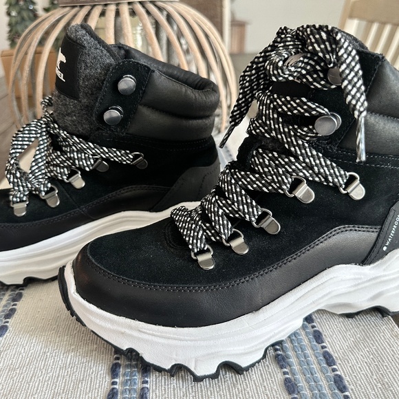 Sorel Women’s Black Lace-Up Winter Boots – Size 6 - Picture 4 of 8